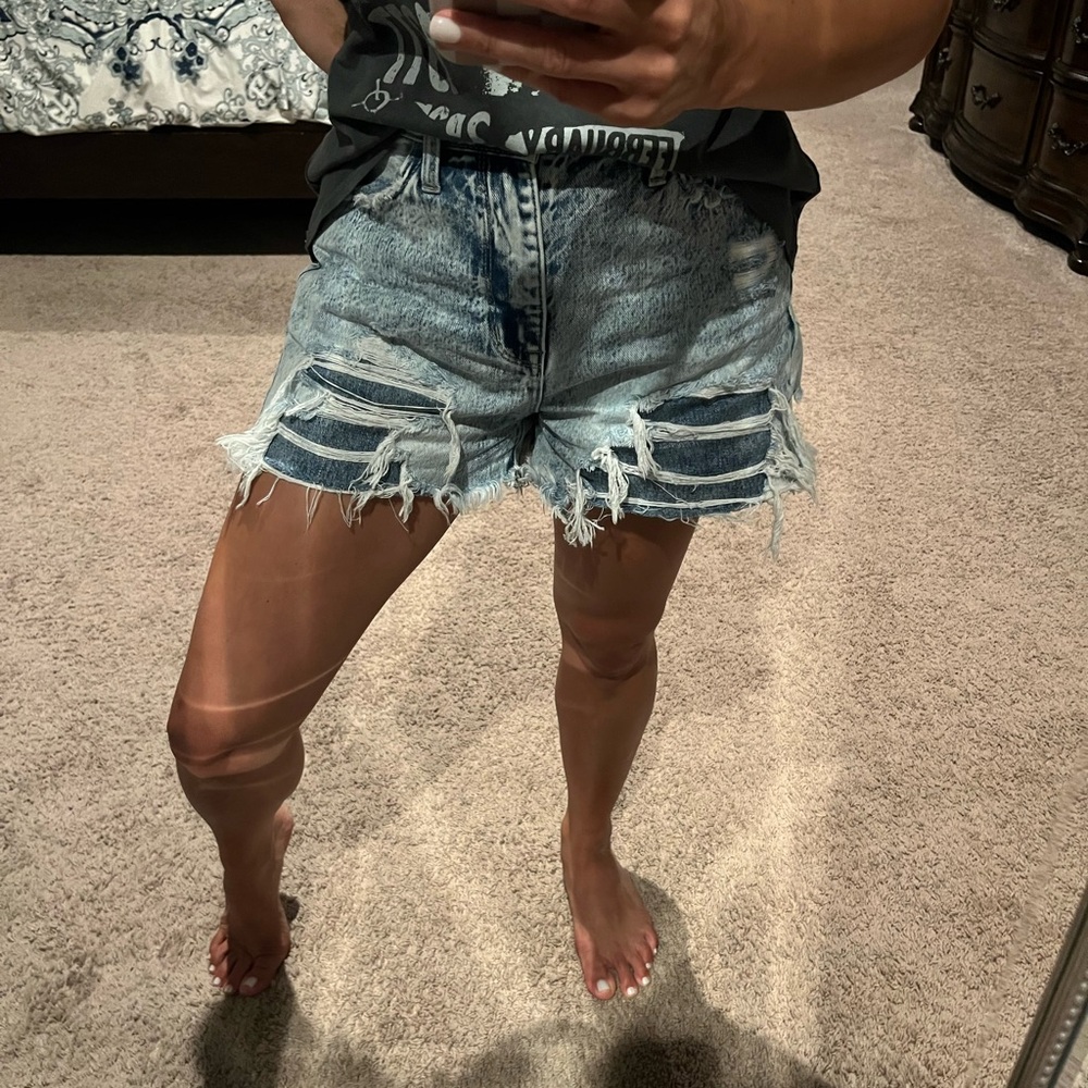 SIZE MEDIUM HIGH RISE DISTRESSED ACID WASH DENIM SHORTS - Picture 4 of 6